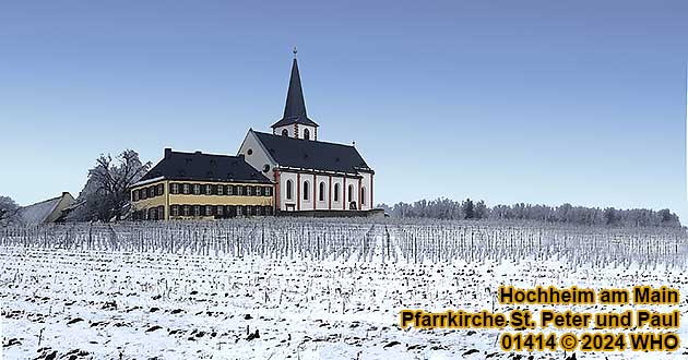 Glhweinwanderung bei Hochheim am Main im Rheingau, Pfarrkirche St. Peter und Paul im Winter